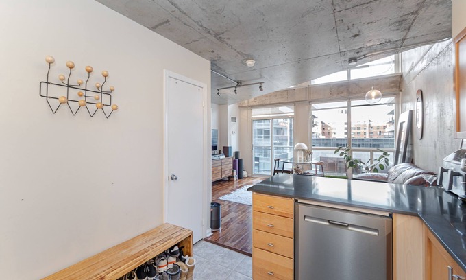 King West Village Condo | Cozy Loft in King West Village with Parking!
