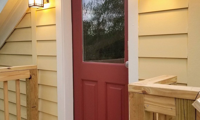 East Hill Apartment | Cozy loft. Near downtown Nashville. 40% Monthly Discount. 30 day minimum stay.