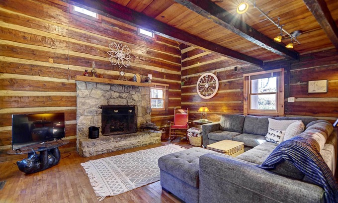 Townsend Cabin | Cozy Log Cabin: 6 Mi to Great Smoky Mtns NP!