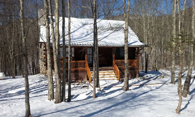 Slatyfork Farm Cabin | Cozy Log Cabin Close to Snowshoe, 2 Bedrooms and a Loft