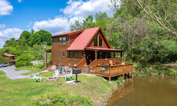 Sevierville Cabin | Cozy Log Cabin-Hot Tub-Fire-Pit-Pond-CLEAN-Dollywood-Soaky Water Park-Dollywood