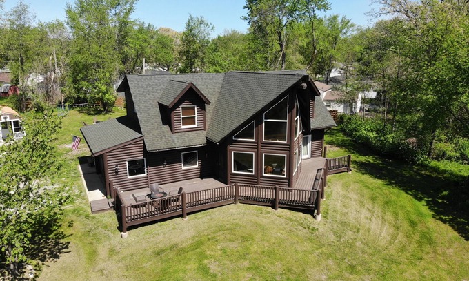 Portage Cabin | Cozy Log Cabin Near Indiana Dunes & Lake Michigan!