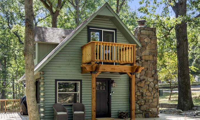 Afton Cabin | Cozy log cabin on Monkey Island. See description for golf cart rentals!