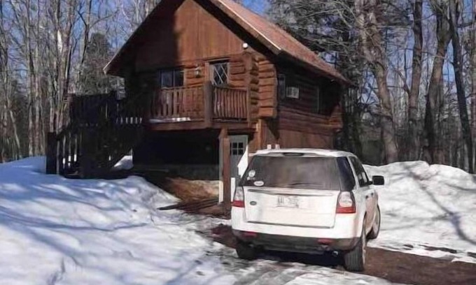 Hurley House | Cozy Log Cabin, Private but Close to Town