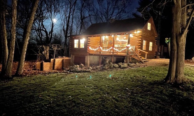 Flora House | Cozy Log Home on a Scenic Alpaca Farm