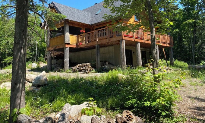 Morin Heights Cabin | Cozy log home on peaceful Lac Belanger, 10 minutes from ski hills