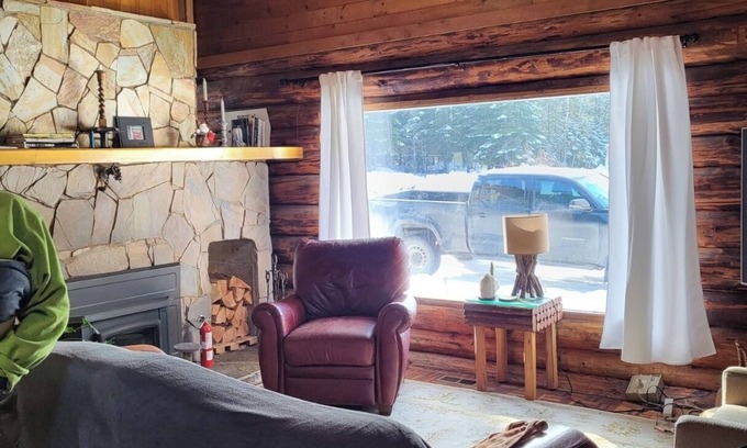 Salmo House | Cozy Log House on Private Acreage 20 Minutes from Nelson.