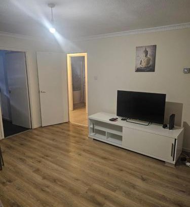 Glyndon Apartment | Cozy London Apartment near River Thames