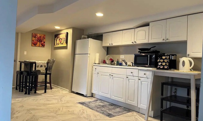 West Chicago Apartment | Cozy lower level apartment