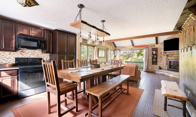 Village at Camelback House | Cozy Lux Poconos Mountain Cabin on Camelback Mountain Near Outlets & Waterparks.