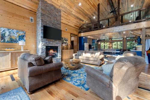 Broken Bow House | Cozy Luxe Cabin Hot Tub plus Firepit