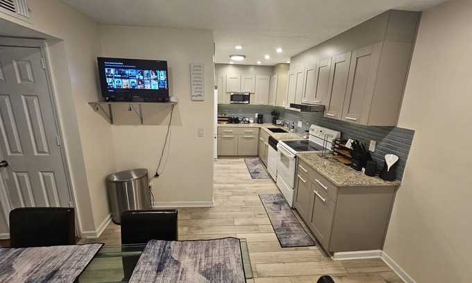 Tucker House | Cozy Luxurious TownHome North Atlanta/Tucker