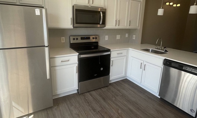 Novi Apartment | Cozy Luxury 2 BR With Free Parking