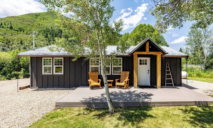 Samak House | Cozy Luxury River Front Home in Kamas with Hot Tub