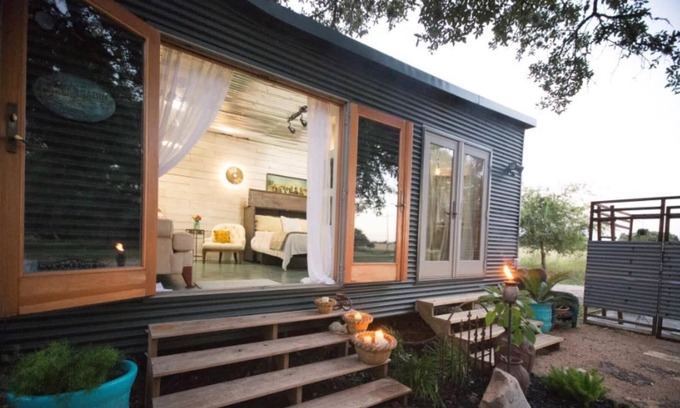 Henly House | Cozy luxury tiny home,30 min- Austin w outdoor shower feature on Wine Brew trail
