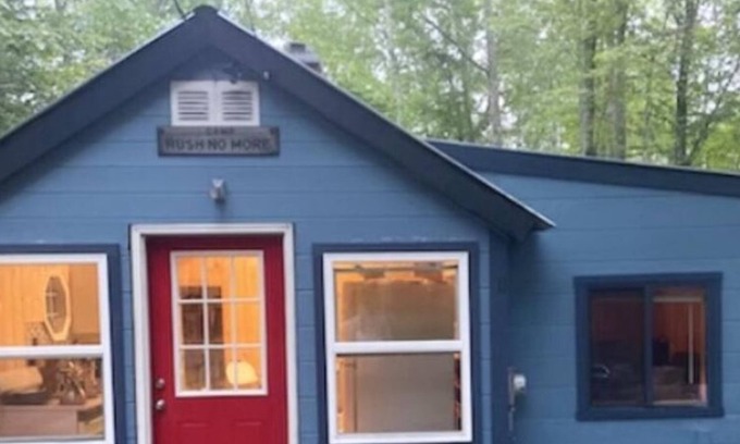 Kents Hill Cabin | Cozy Maine Cottage-A Nature Escape by the lake