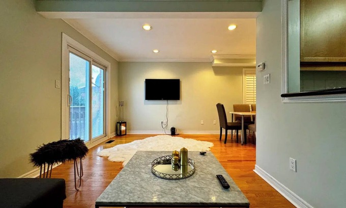 Vaughan House | Cozy Maple Townhouse