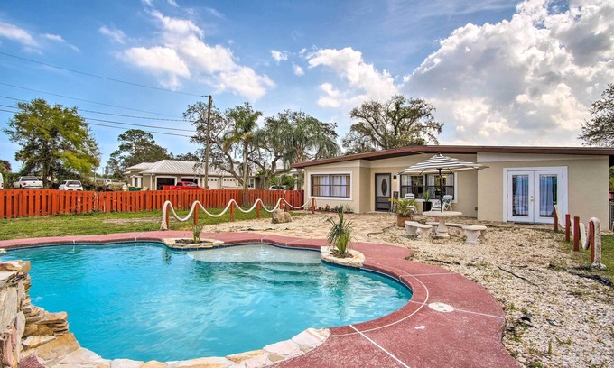 Tropic House | Cozy Melbourne Home w/Deck & Pool: 5 Mi to Beach!
