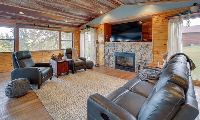 Arrow Point Cabin | Cozy Missouri Cabin w/ Furnished Deck & Lake Views