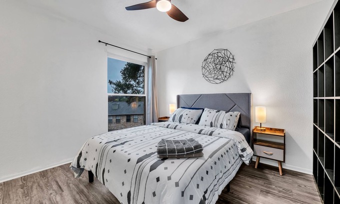 East Riverside - Oltorf Condo | Cozy Modern 2BR Retreat ATX Downtown, Mins away to Prime Locations Airport