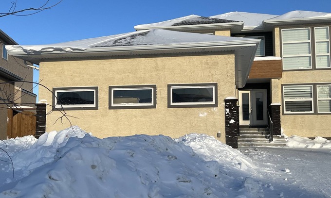 Fort Gary House | Cozy Modern and Lavish 3 Bedroom Basement Suite