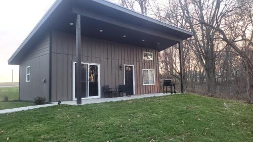 Holton House | Cozy Modern Cabin by Banner Creek Lake
