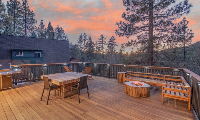 Whispering Forest House | Cozy Modern Cabin w/Large Deck BBQ + Fire Pit