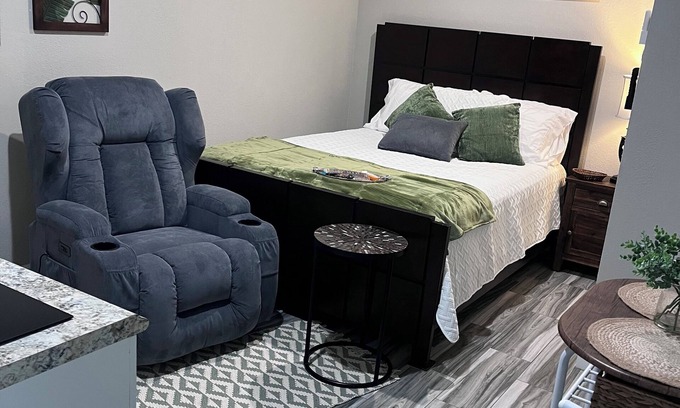 Greater Northdale Apartment | Cozy-modern-charming Studio-Converted Garage-WiFi-AC in Northdale Area in Tampa.