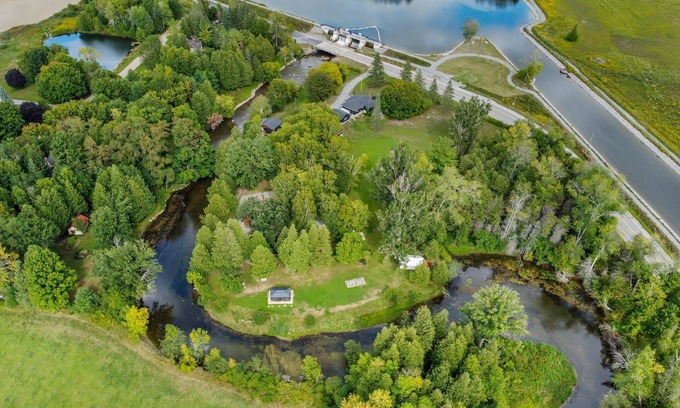 Brock Cabin | Cozy modern Cottage on the Talbot River in beautiful park like setting