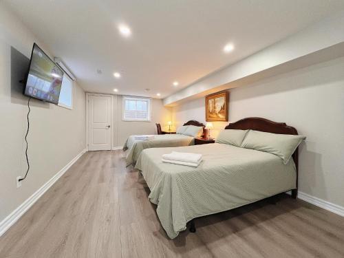 Clanton Park House | Cozy & Modern Ensuite Basement Rooms - Steps to Subway & Downsview Rogers Stadium
