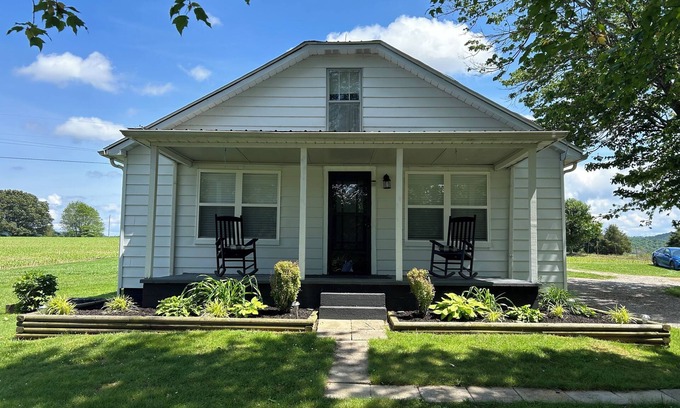 Sloans Valley House | Cozy modern farmhouse w/garage- Only 5 miles to Lake Cumberland!
