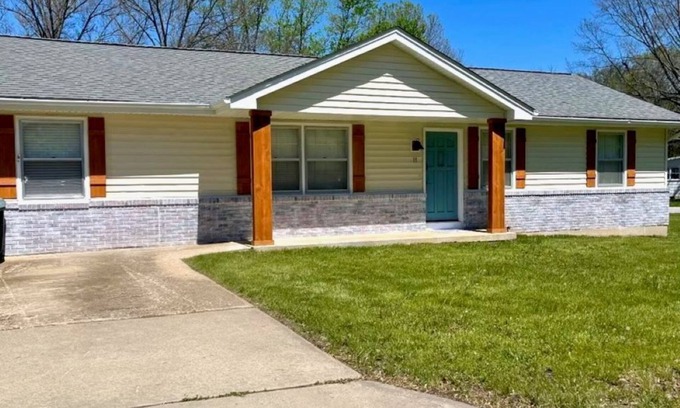 Rolla House | Cozy Modern Farmhouse that Sleeps 8