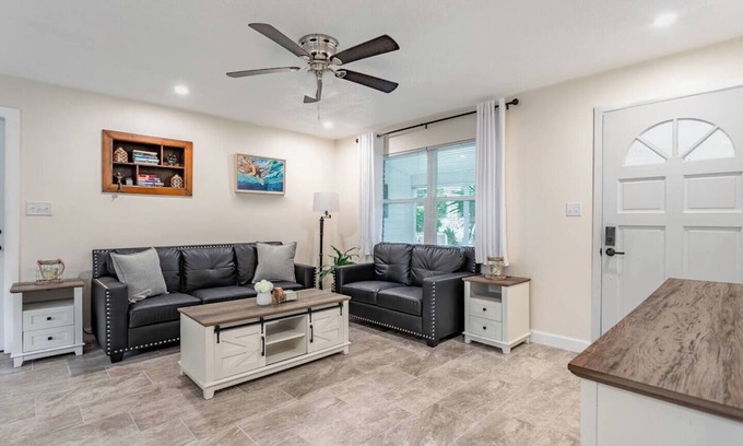 Carlton Stewart Gardens House | Cozy Modern Home –Renovated Retreat,Prime Location