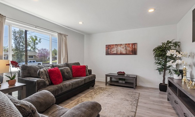 Citrus Heights House | COZY MODERN HOUSE IN CITRUS HEIGHTS