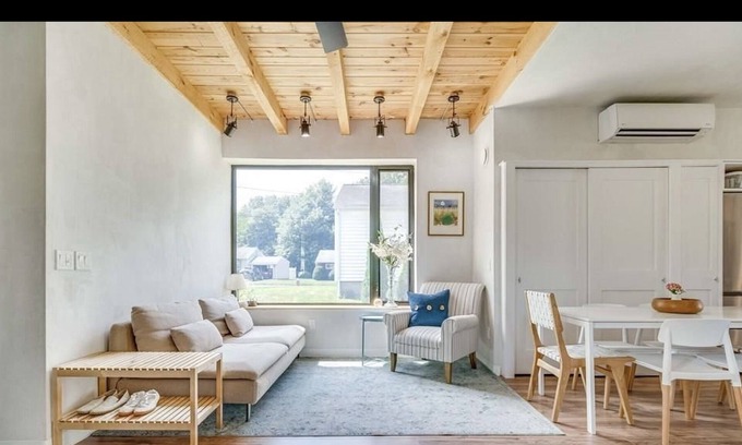 Florence House | Cozy modern solar hideaway on the bike path!