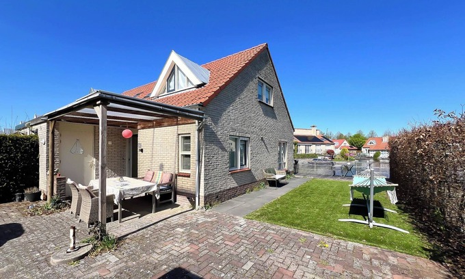 Langweer House | Cozy, modernly furnished holiday home with a nice terrace and a jetty