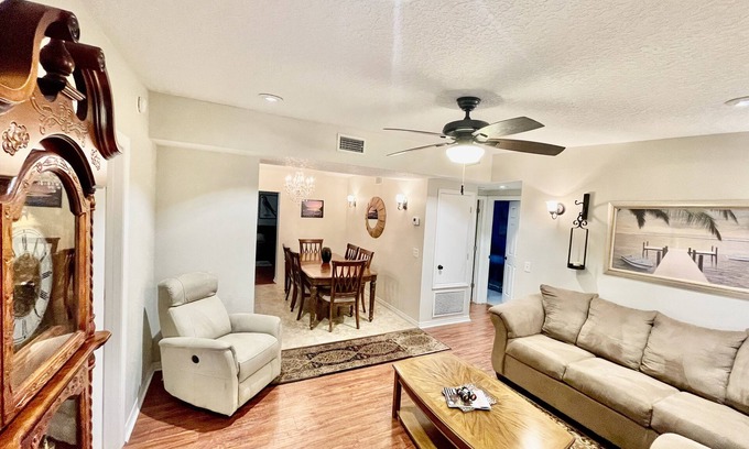 Carver Shores House | Cozy Modest Home near (Universal Studios & iDrive)