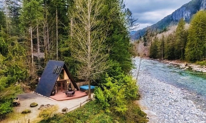 Index Cabin | Cozy mountain A-Frame cabin on river w hottub & views. Minutes from hikes & ski!