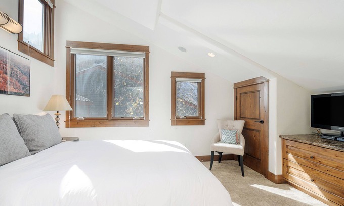 Telluride Condo | Cozy mountain retreat for your adventure! Fireplace, Hot Tub Access