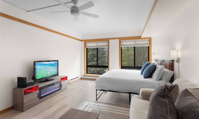 Mountain House Condo | Cozy Mountain Studio Steps from the Base – Stylishly Furnished Escape!