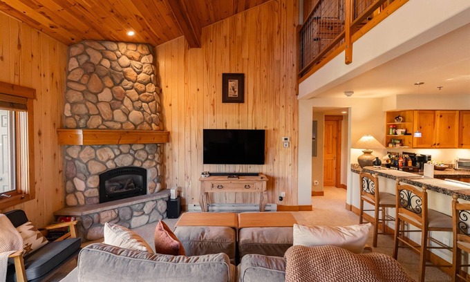 Steamboat Springs Condo | Cozy Mountain Retreat w/Fireplace and Hot Tub