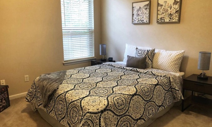 Clarkdale House | COZY NEST: Family friendly w BBQ & Screened Porch