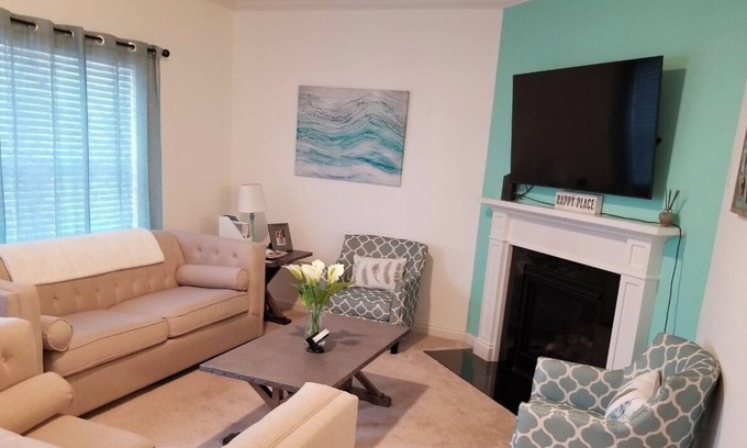 South Norfolk House | Cozy New Build on a private street near the downtown Norfolk and Greenbrier.