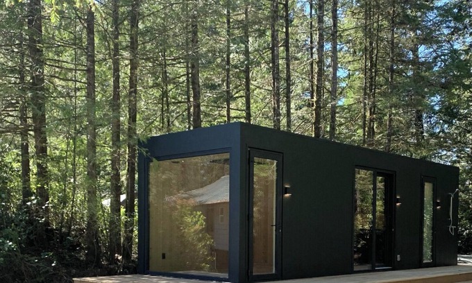 Tofino Cabin | Cozy new cabin in Tofino, blend of luxury and nature. Close to beaches and town