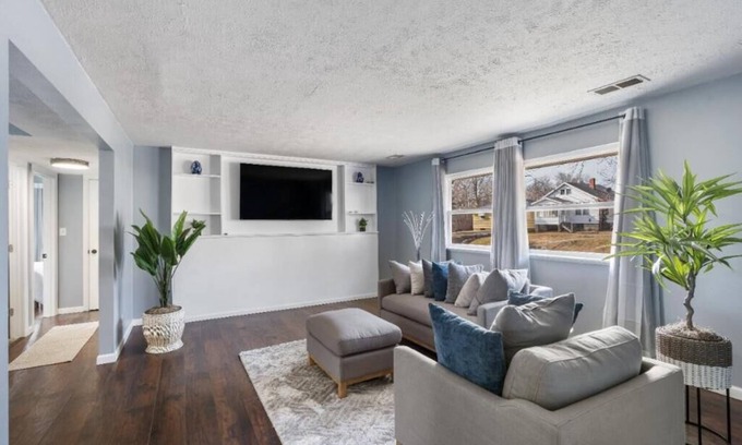 Peoria Apartment | Cozy Newly Renovated 2BR-1BA/3 to 6mins from OSF St A