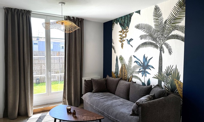 Centre Ville Apartment | Cozy Niort Yellow Pink 2-room apartment with balcony