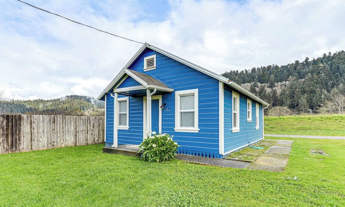 Orick Cottage | Cozy NorCal Cottage: 2 Mi to Redwoods & Beaches!