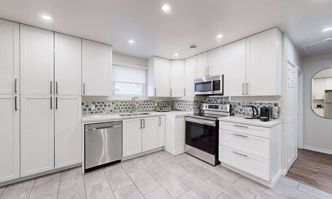 Durham Region House | Cozy Oasis in Oshawa! Spacious 3-bedroom, 1-bathroom apartment.