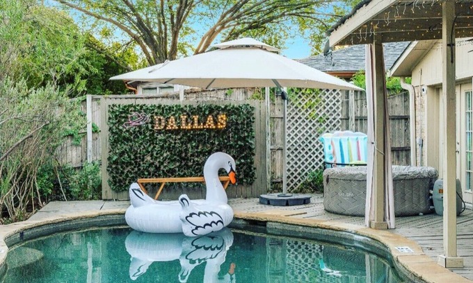 Lake Highlands House | Cozy Oasis, Pool, Firepit, BBQ, Games, Family & Pet & Event Friendly. Sleeps 10!