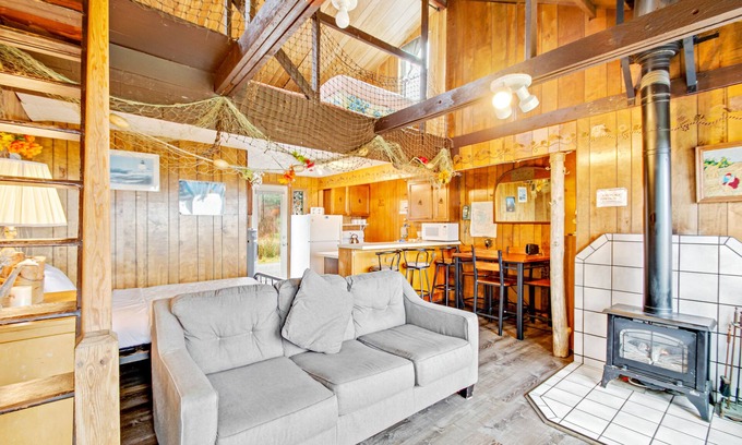 Moclips House | Cozy oceanfront cabin on the beach with views - dog friendly